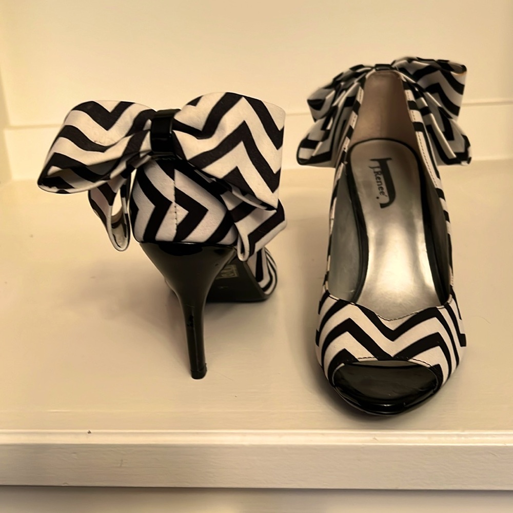 J Renee sized 8 1/2. Black & white. Barely worn.